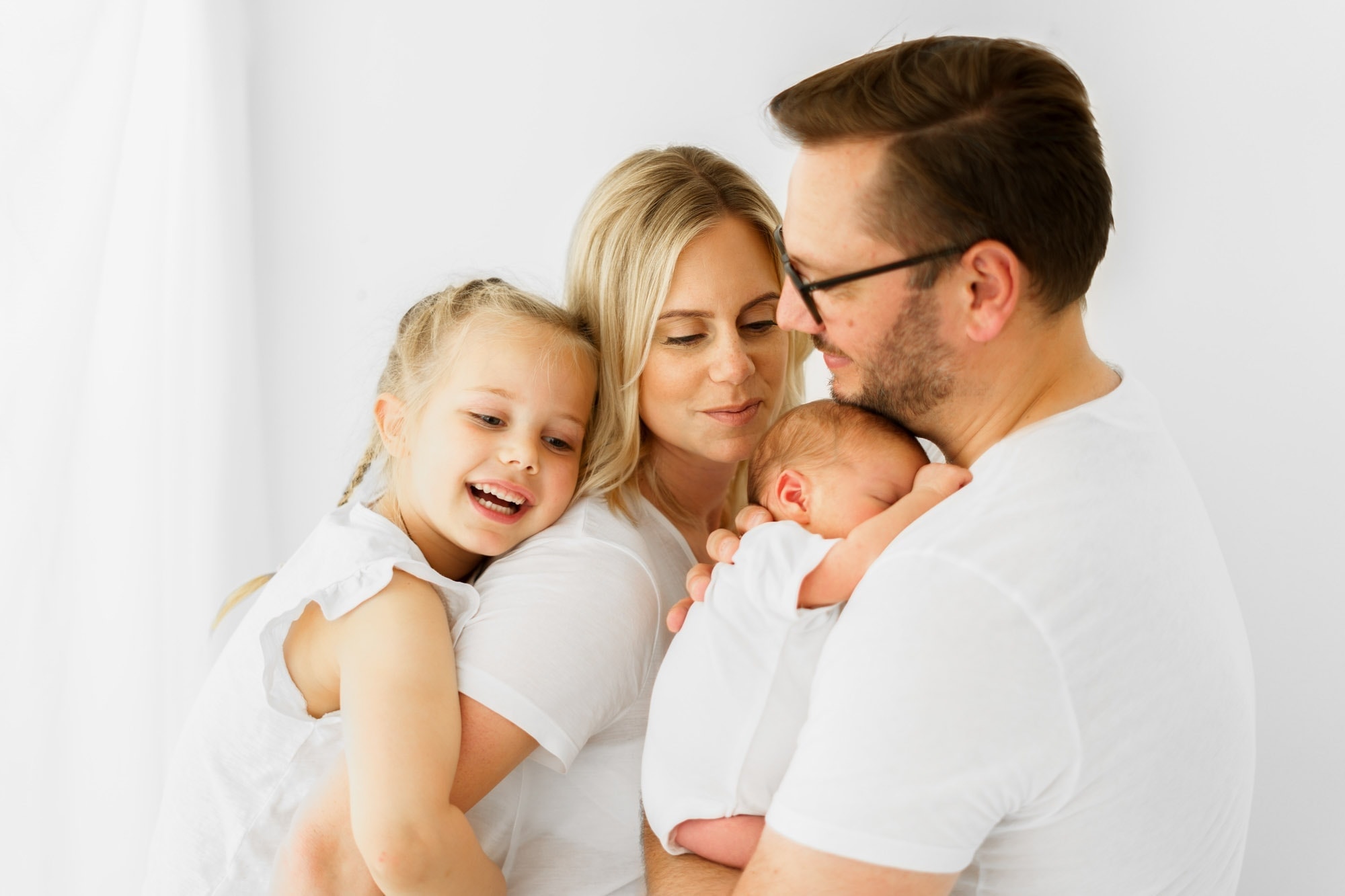 newborn photographer norwich photographs family wearing white